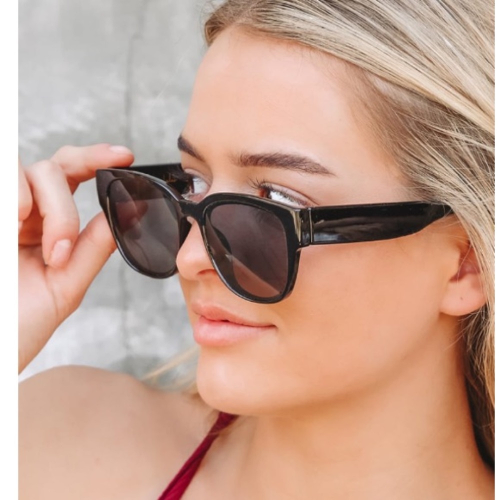 NWT Lulus Black Oversized Sunglasses